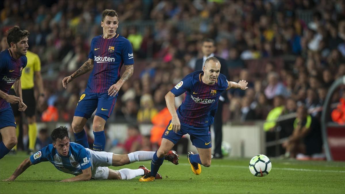 Iniesta recupera el balón ante Juanpi.