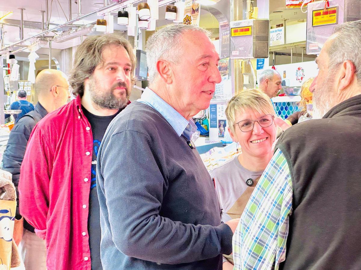 Joan Baldoví y Papi Robles junto a vecinos del barrio del Cabanyal-El Canyamelar