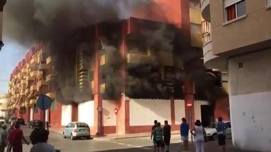 Un herido por inhalación de humo en un incendio en Torrevieja