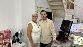 Lencería Dely, el histórico comercio de Cáceres que afronta un relevo familiar: "Mi hermana y mi sobrino se quedarán al frente"
