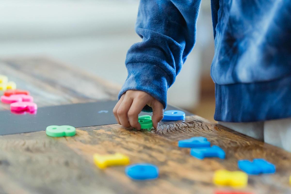 Imagen de archivo de un niño jugando en una escuela infantil