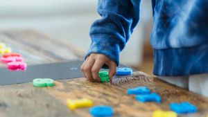 Imagen de archivo de un niño jugando en una escuela infantil