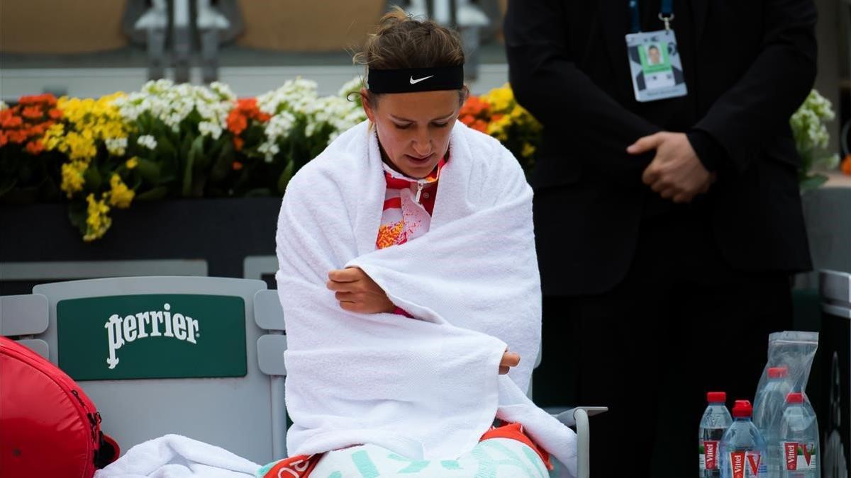 Victoria Azarenka trata de abrigarse durante su partido contra Danka Kovinic.