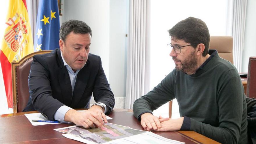 González Formoso, a la dcha., y Calvelo, durante el encuentro. | | L. O