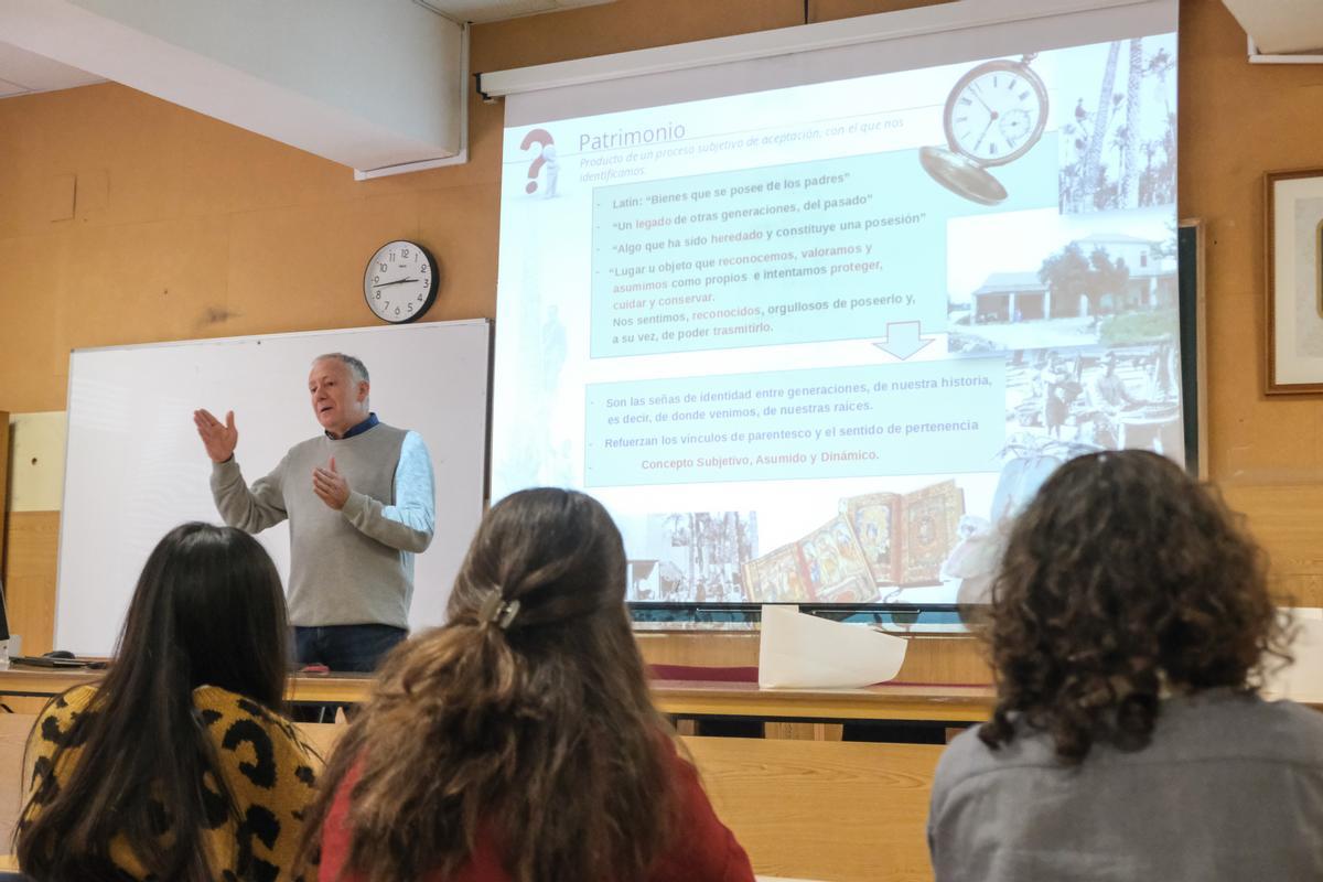 El jefe de sección de Patrimonio del Ayuntamiento de Elche, Gregorio Alemañ, da una charla a los alumnos.