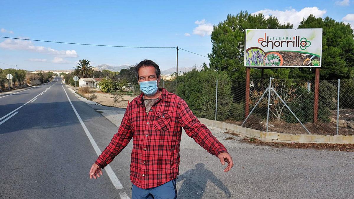 El dueño del vivero en la carretera de La Torreta que une los municipios vecinos de Elda y Sax.