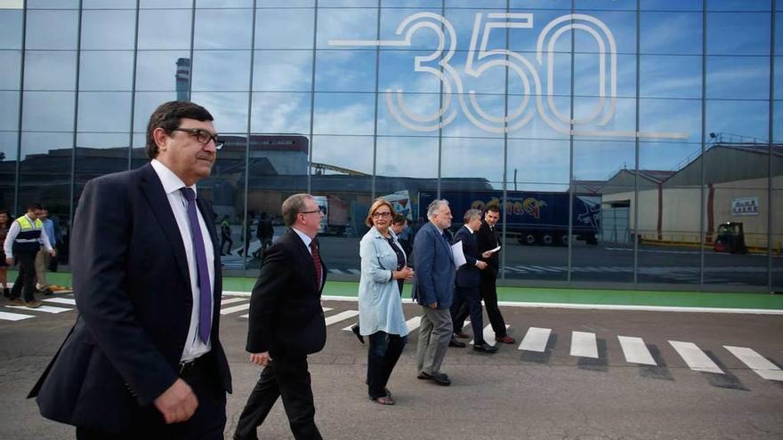 Por la izquierda, José Alberto Gabás (director de Glass Avilés), Francisco del Busto, Mariví Monteserín y Enrique González, ayer, en la factoría avilesina de Saint-Gobain.