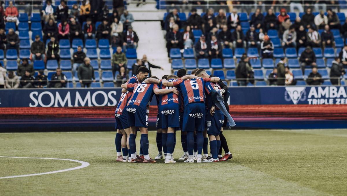 Los jugadores del Huesca, reunidos antes del partido ante el Deportivo de La Coruña.