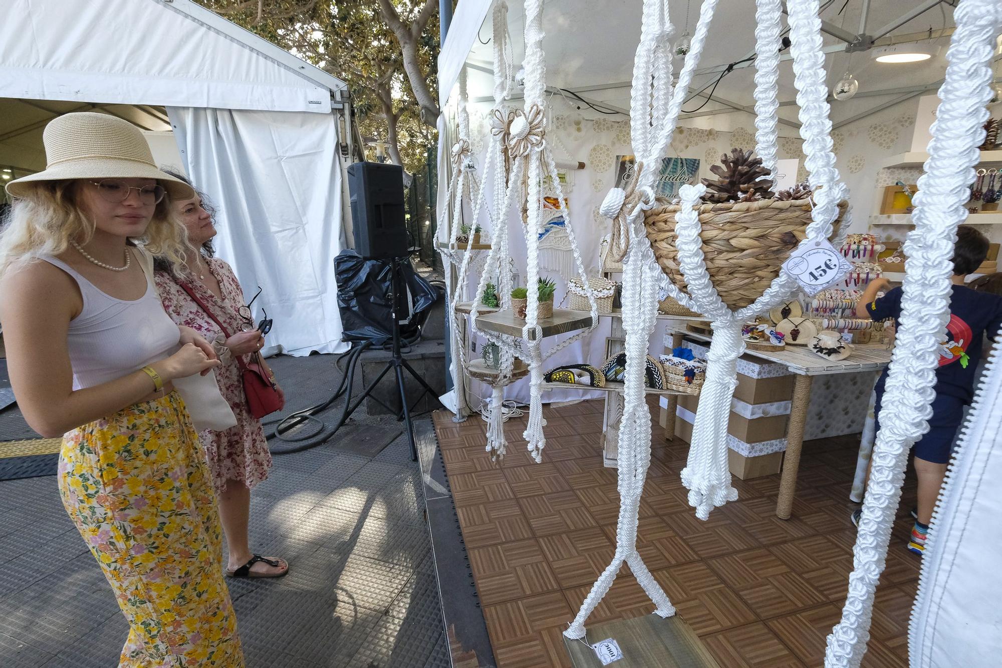 Feria de artesanía en el parque de San Telmo