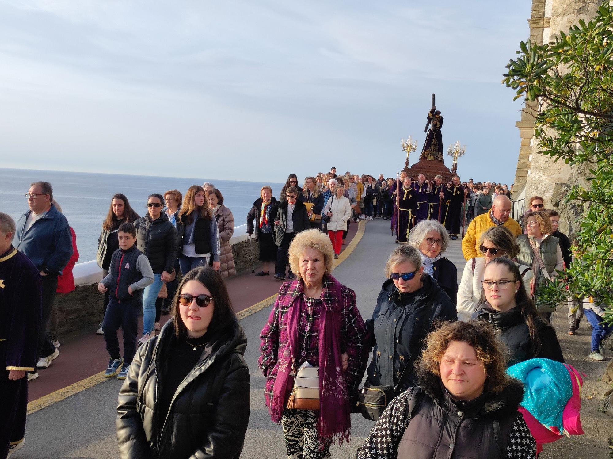 Así fue la procesión de bajada que abre la Semana Santa de Luarca