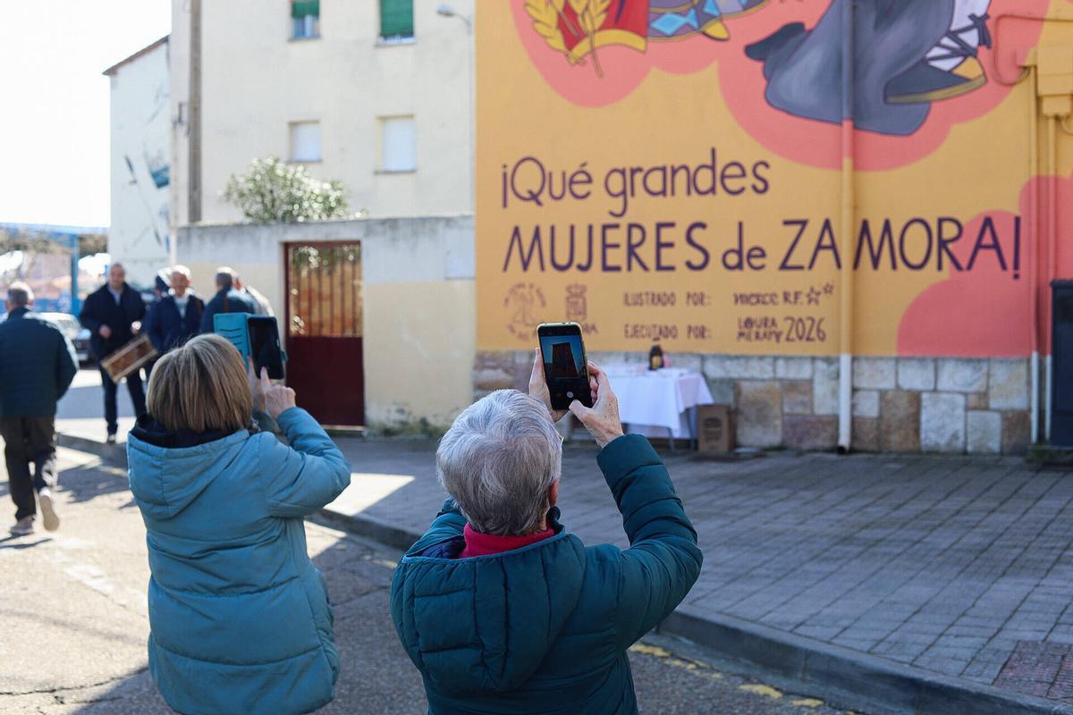 Inauguración mural en homenaje a todas las mujeres de Zamora.