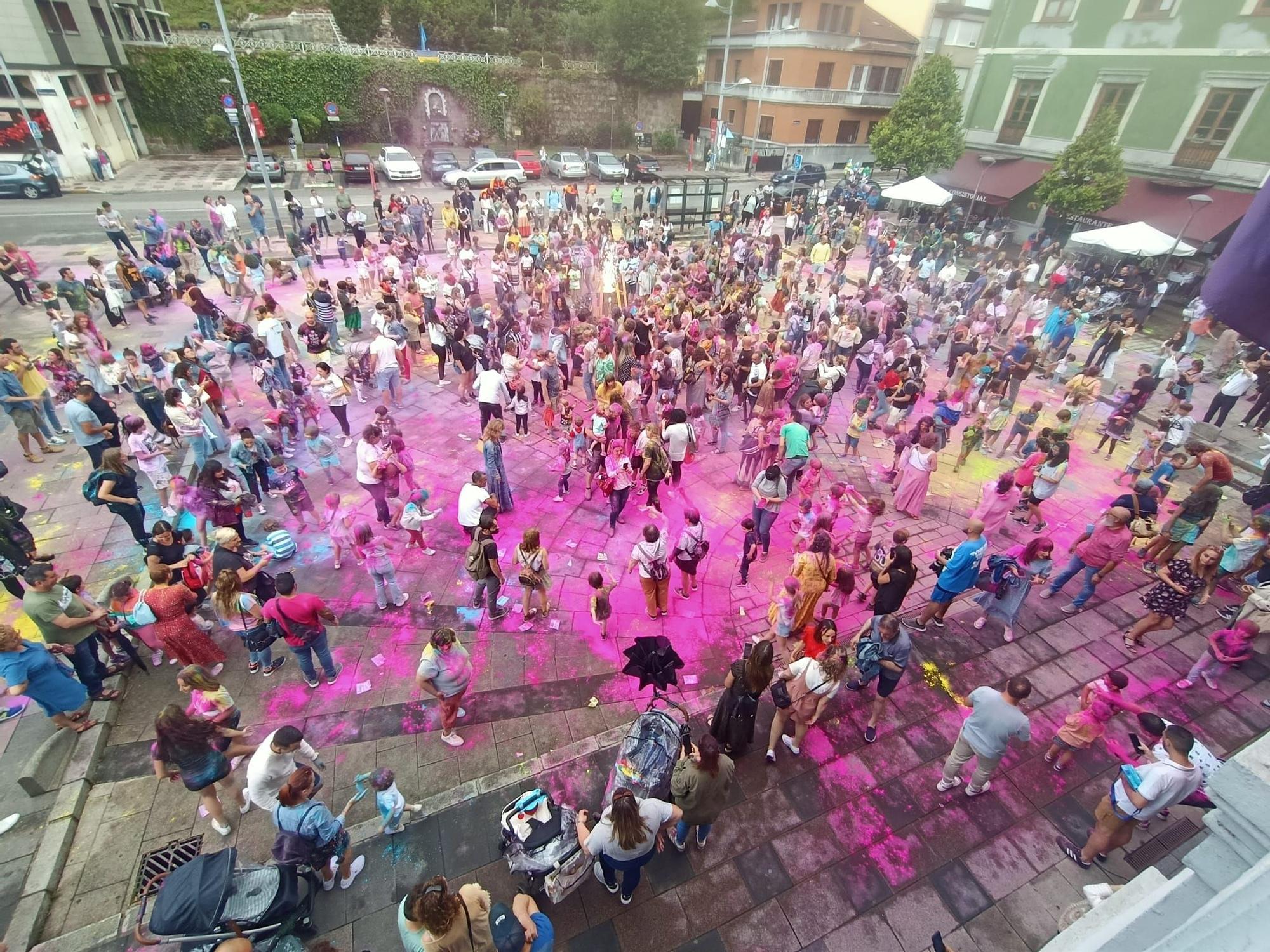 "Foguerina" de San Xuan y "Holi party" en Mieres