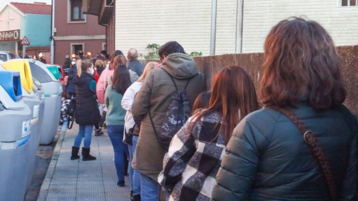 Cola de agraciados esperando para canjear sus participaciones. |   // IÑAKI ABELLA