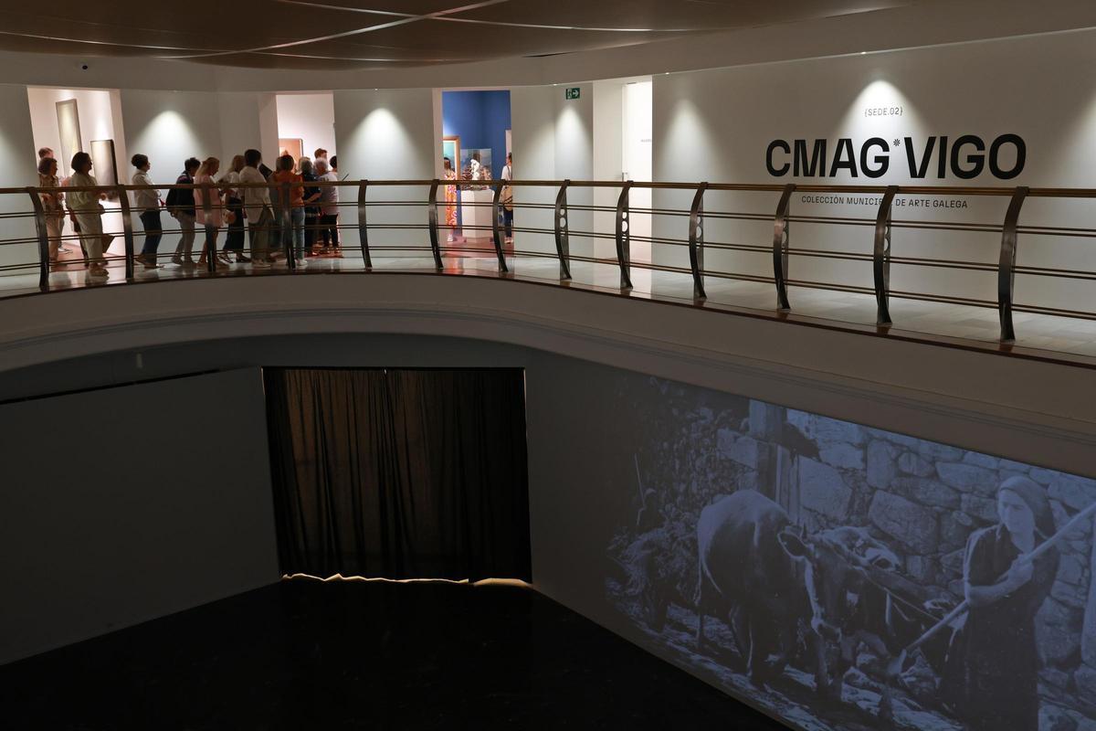 Un grupo de visitantes explora a Colección Municipal de Arte Galega de Vigo.