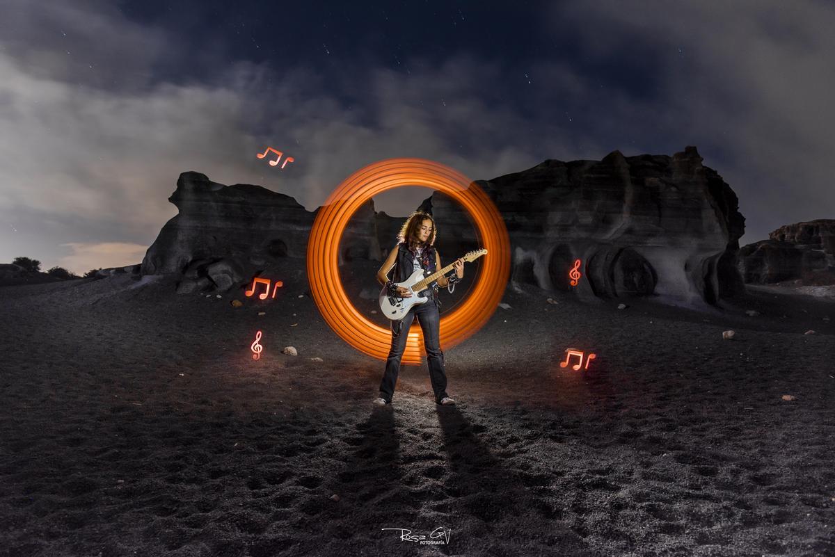 'Sinfonía de luz', fotografía de Rosa García realizada con la técnica de 'lightpainting' y ganadora del primer premio del concurso internacional de fotografía impulsado por el fotógrafo Charlie Wallertz junto