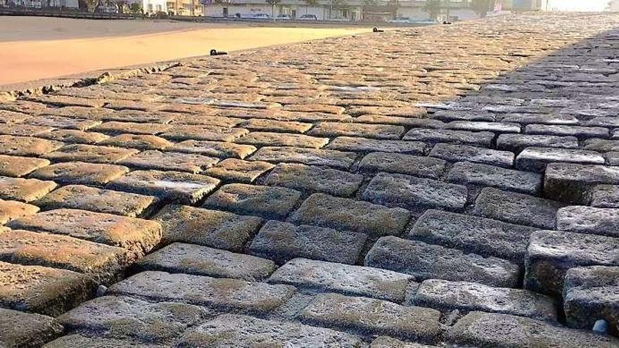 Tramo de adoquines hundido en el muelle de Mera.