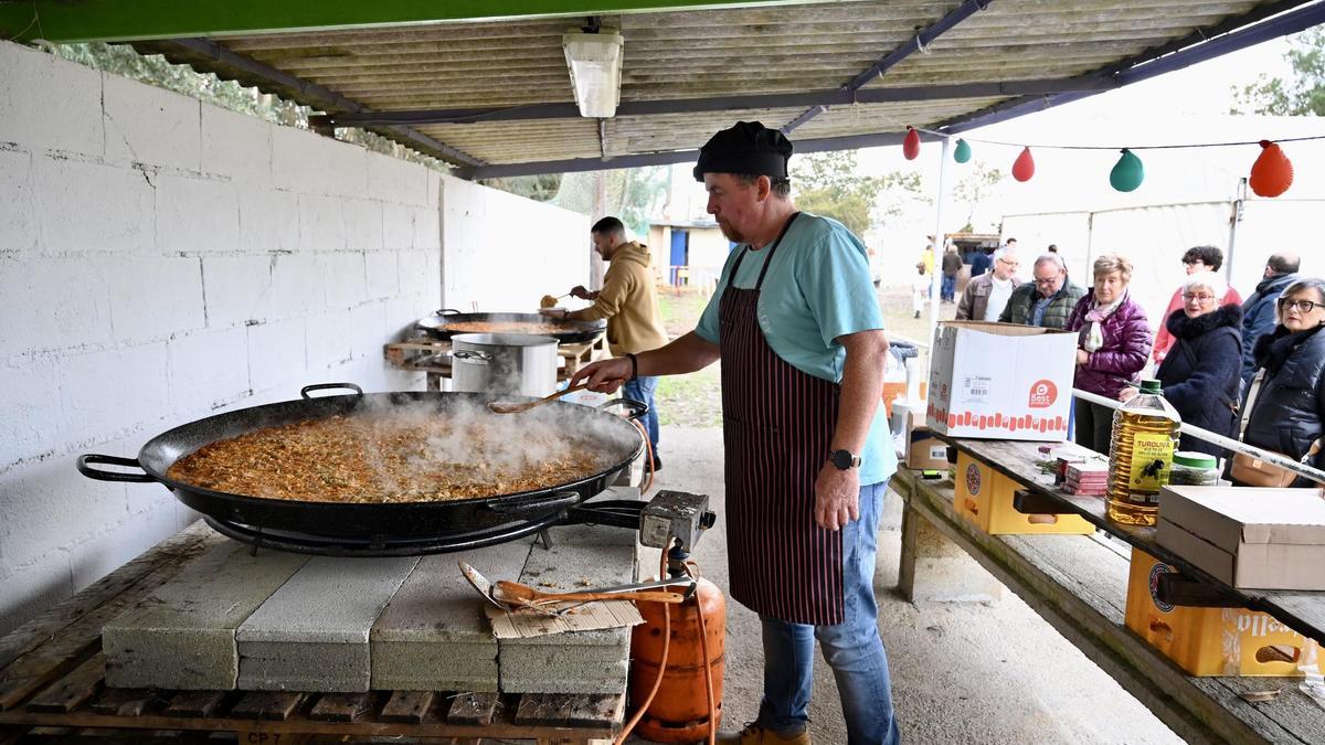 Paella solidaria con los afectados por la Dana de Valencia organizado por Equitación O Casal de Salcedo.