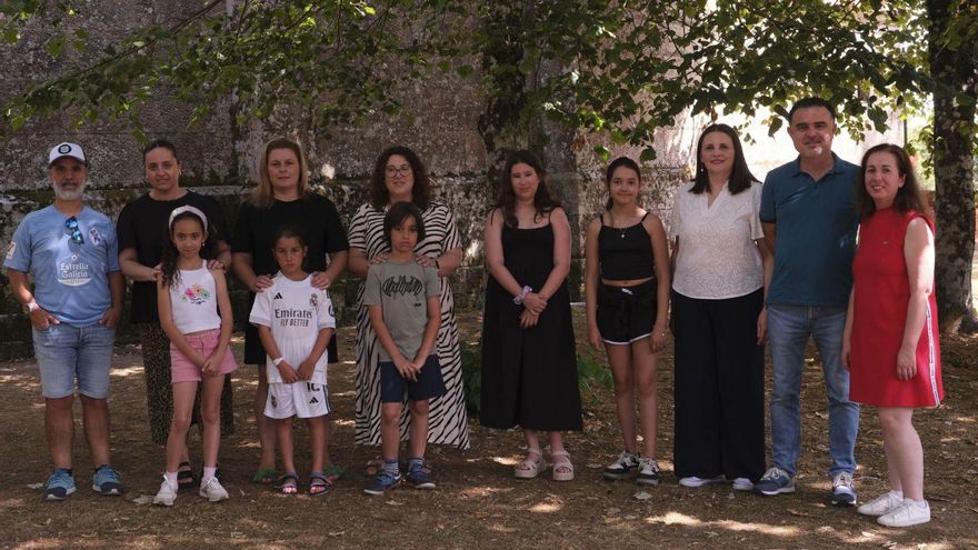Integrantes de la histórica banda de gaitas de Cea y alumnos de la nueva escuela de gaitas y percusión.