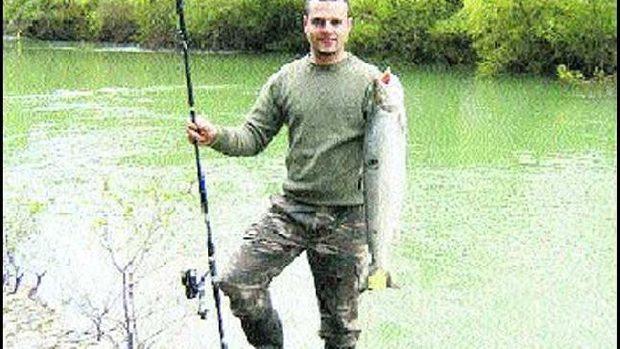 Jesús Izquierdo Benito, con el salmón de 4,4 kilos que pescó en el coto Monejo, en el río Cares.