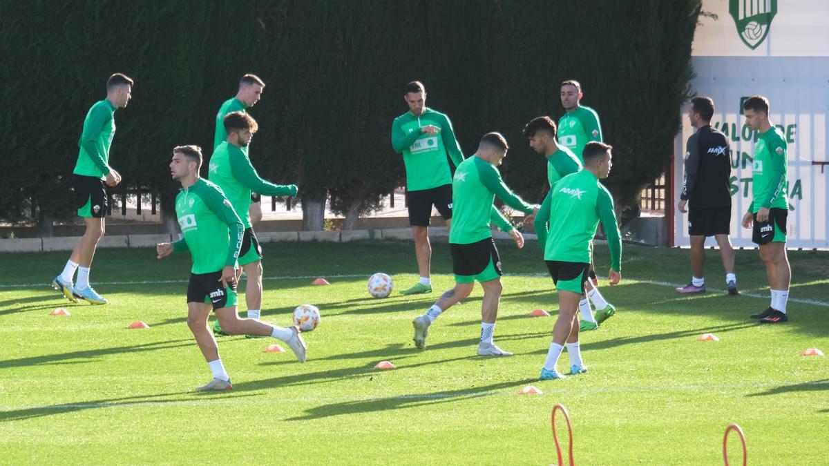 Los jugadores del Elche, durante el entrenamiento del pasado lunes