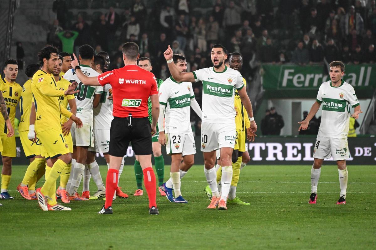 Rafa Mir ya fue protagonista en el Elche-Villarreal de la primera vuelta (1-3, en el Martínez Valero).