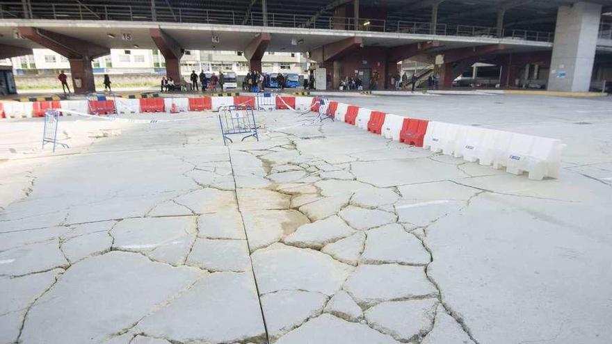 Estado del pavimento deteriorado en la estación de autobuses.