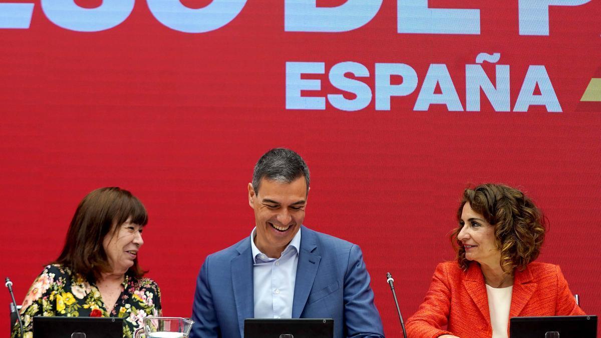 El presidente del Gobierno, Pedro Sánchez, durante la ejecutiva socialista este lunes junto a la presidenta del PSOE, Cristina Narbona y la vicesecretaria general y vicepresidenta primera, María Jesús Montero.