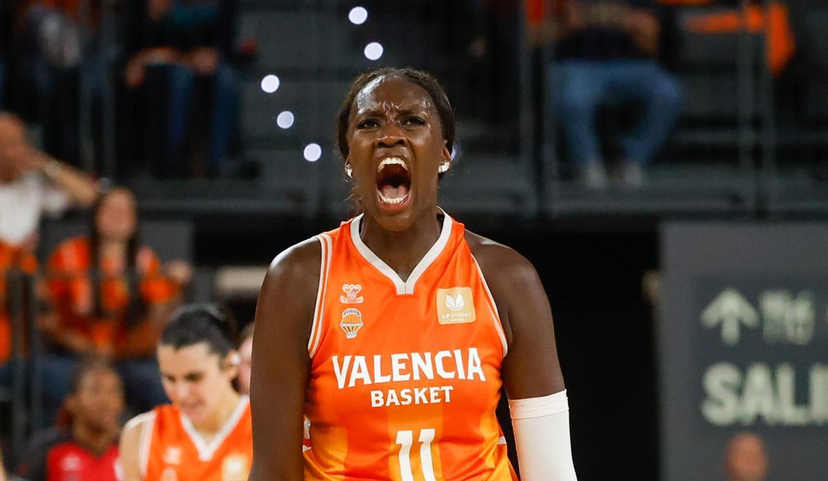 Awa Fam celebra un nuevo título en su despedida del Valencia Basket