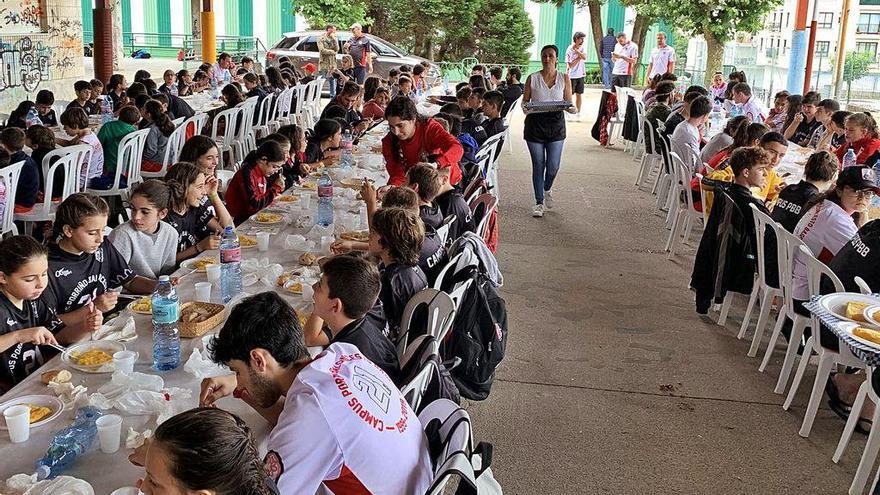 Decenas de niños y niñas participan en un campamento el verano pasado en Porriño.