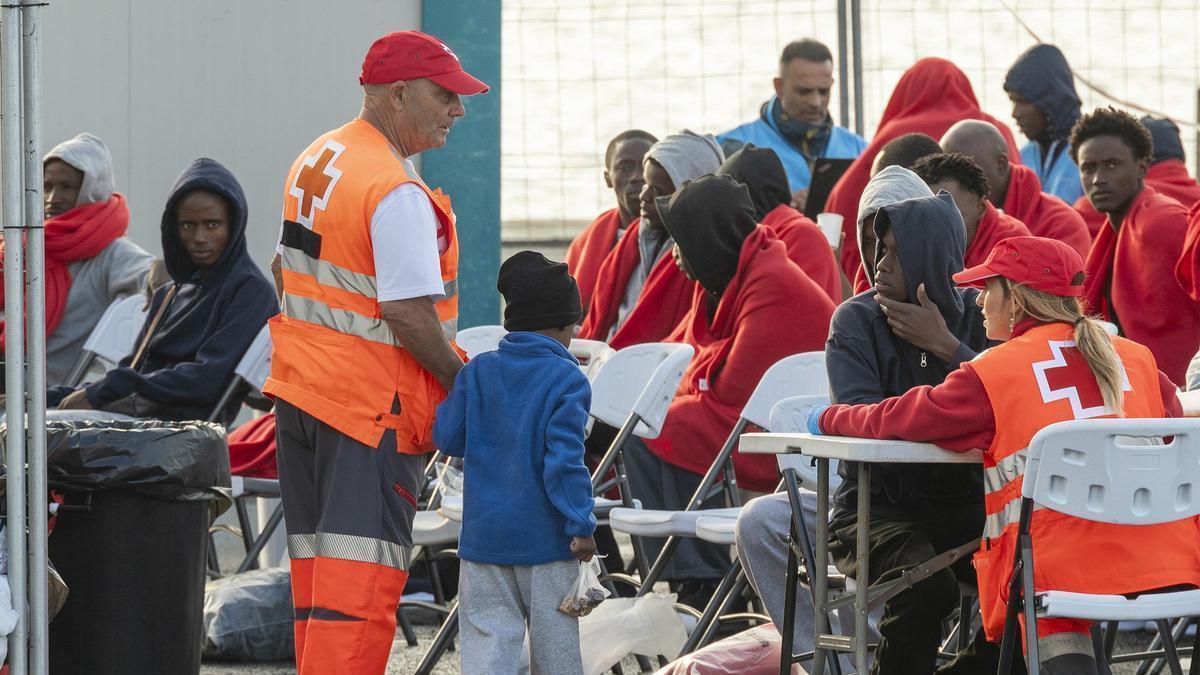 Voluntarios de Cruz Roja atienden a un grupo de migrantes recién llegados a Lanzarote.