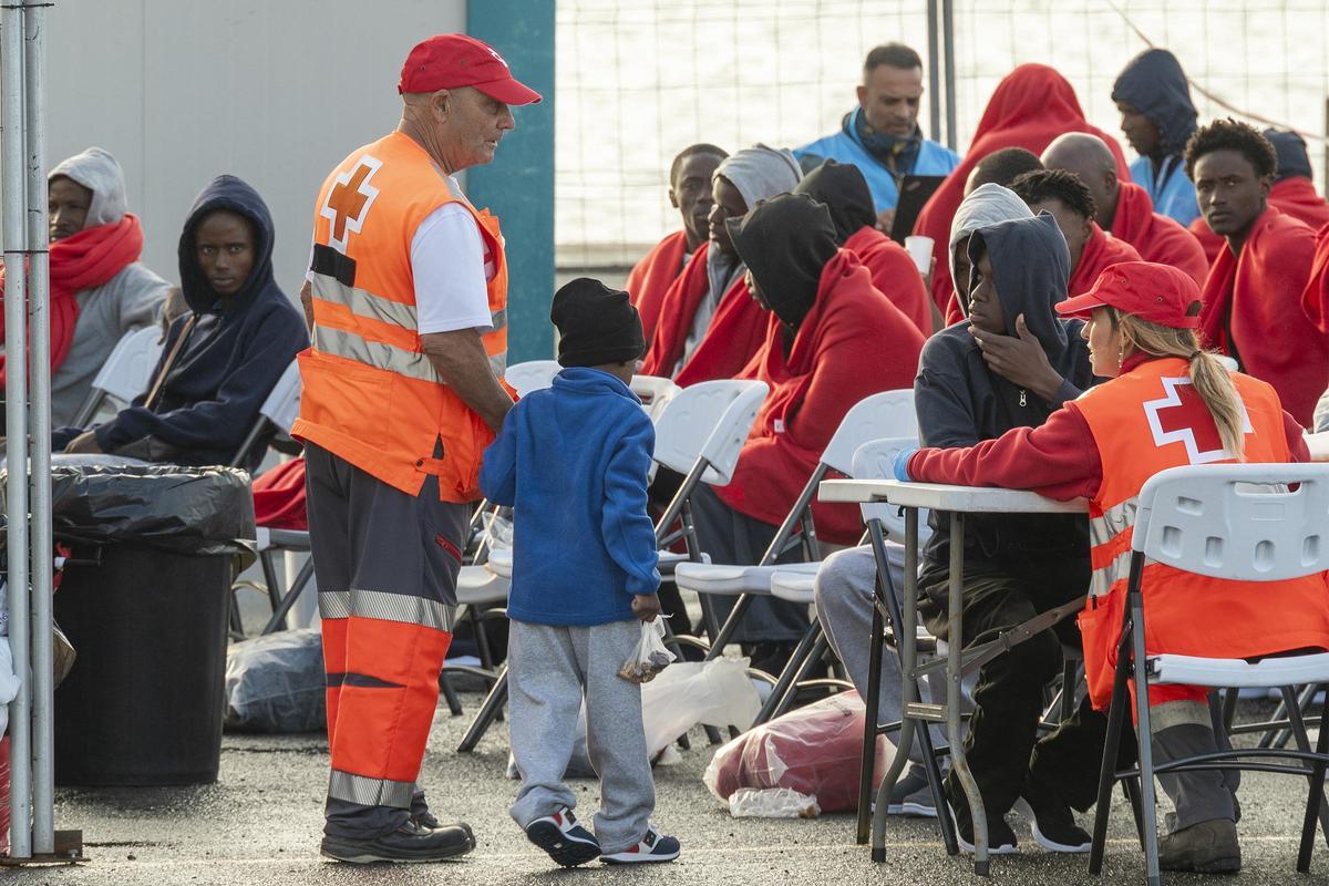 Voluntarios de Cruz Roja atienden a un grupo de migrantes recién llegados a Lanzarote.