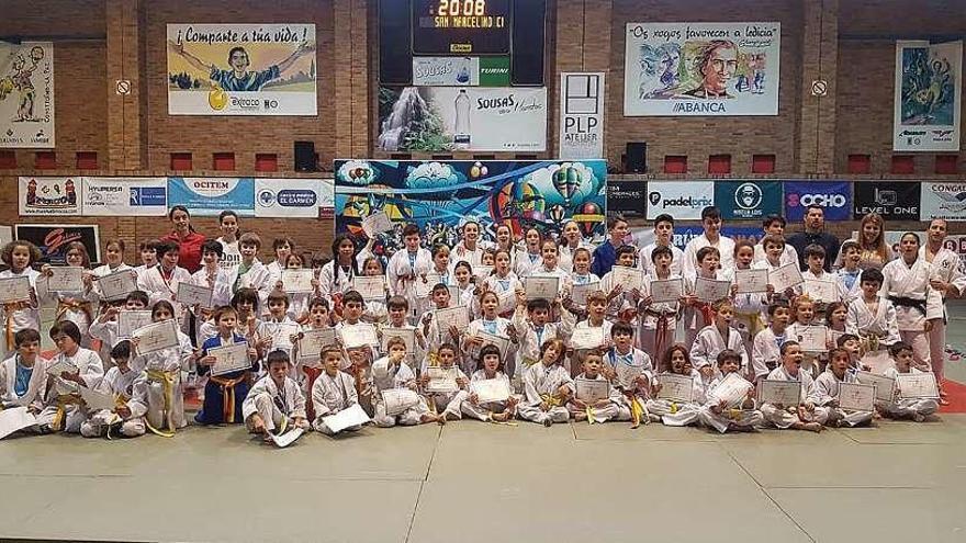 Foto de familia de los jóvenes judokas con sus diplomas. // FdV