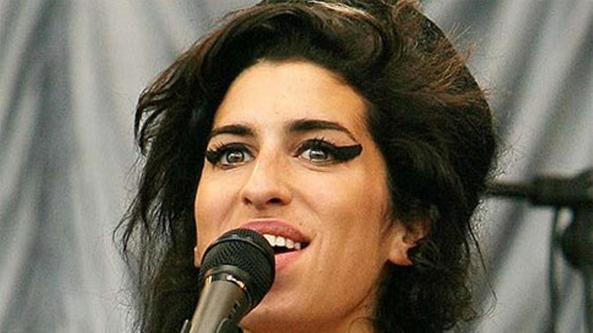 Amy Winehouse mejora y recibe el alta hospitalaria