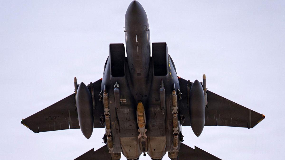 Irán y EE.UU. compiten por localizar al piloto estadounidense desaparecido tras el derribo de un avión militar