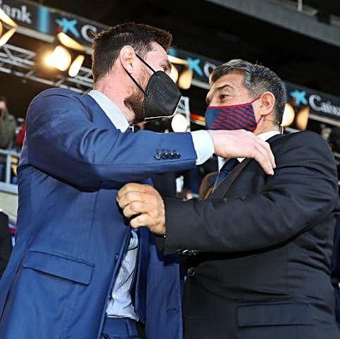 Laporta saluda a Messi.