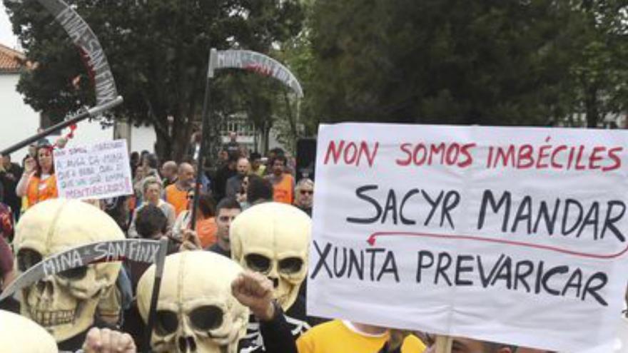 Protesta contra el riesgo de contaminar la ría de Muros-Noia con vertidos mineros