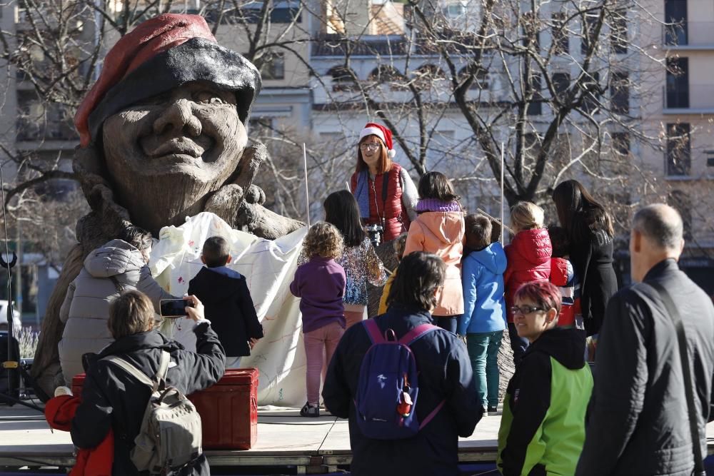 Els infants fan cagar el tió a la plaça Salvador Espriu de Girona