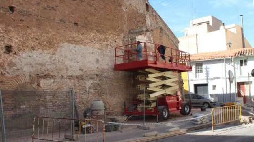 Inician la demolición de un muro para crear una zona verde en Pere Fortuño