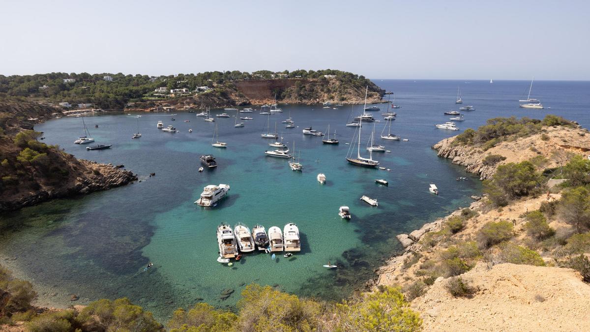 Panorámica de la bahía de Porroig en el mes de julio.