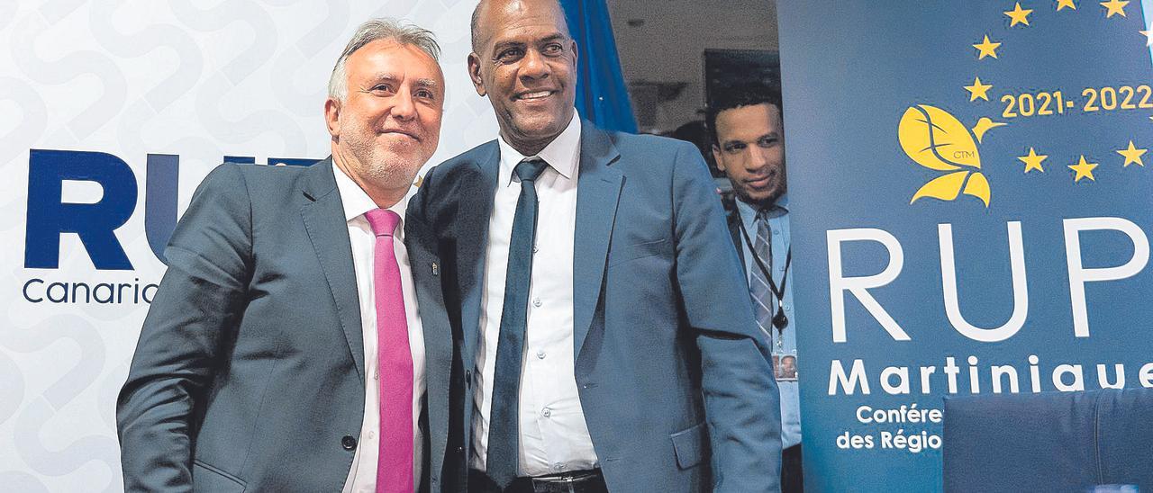 El presidente Ángel Víctor Torres junto al presidente de Martinica, Serge Letchimy, durante el traspaso de la presidencia de las RUP, ayer en Bruselas