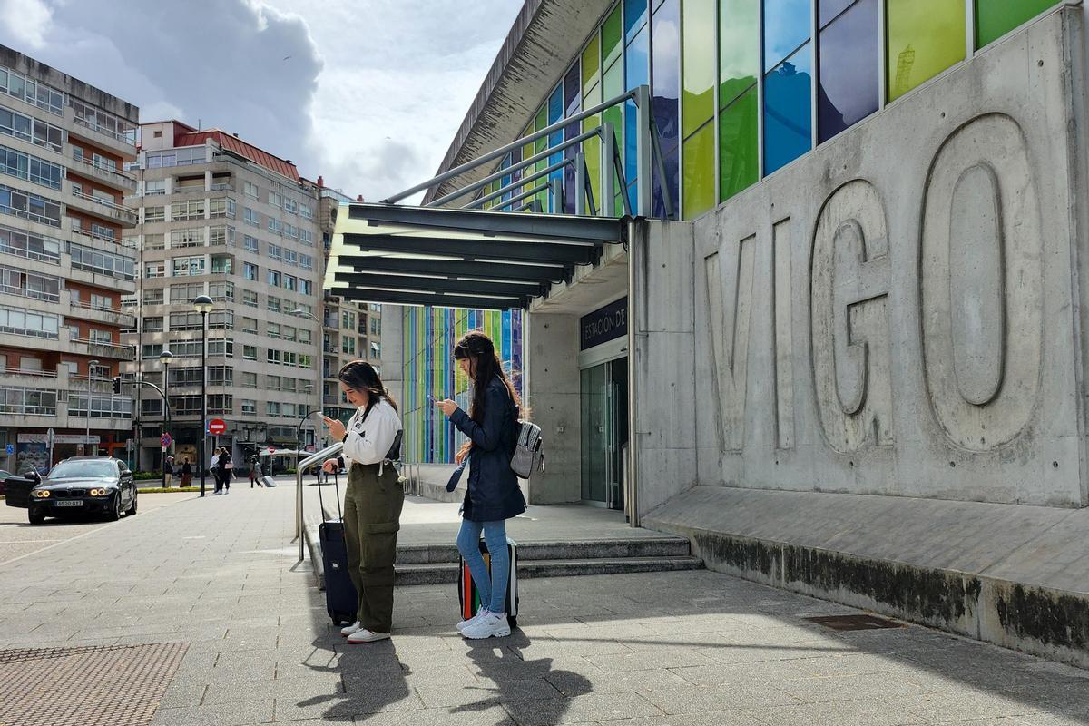 Dos pasajeras en la estación de tren de Vigo-Guixar