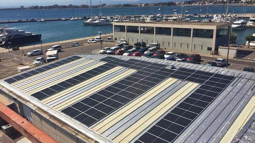 La Generalitat instal·la 79 plaques fotovoltaiques  al port de Roses