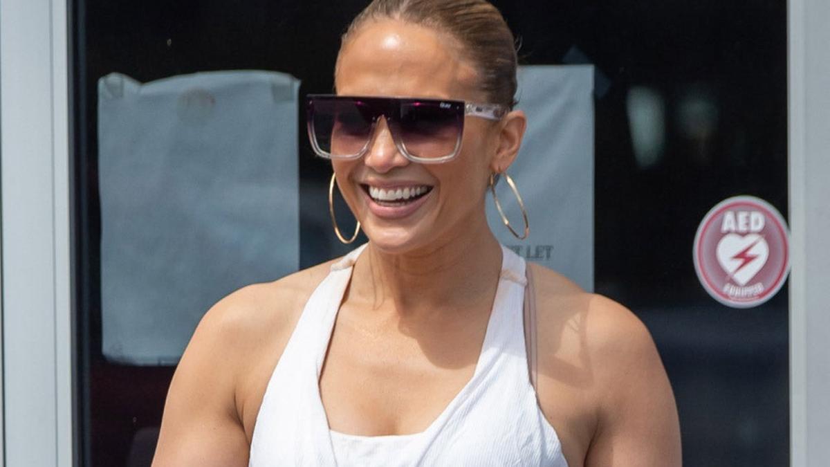 Jennifer Lopez vuelve a deslumbrar con un bañador blanco