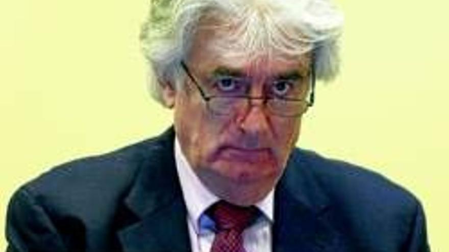 Karadzic acude a una vista judicial para pedir tiempo para su defensa