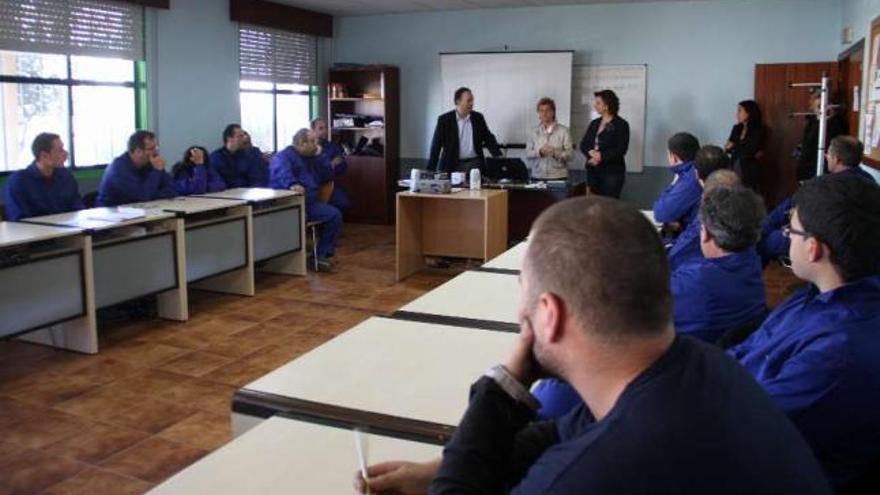 El alcalde y la concejala de Empleo, junto a la directora xeral de Empleo, durante una visita al programa.