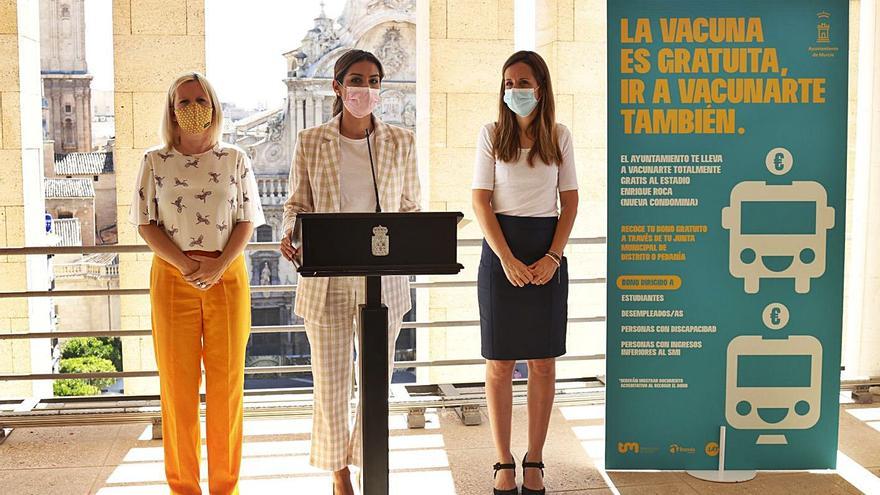 Sánchez, Fructuoso y Nevado durante la presentación de la nueva campaña.