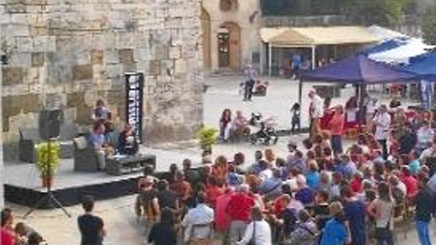 Fernando Arrabal i Paco Inclán van conversar ahir al centre de Besalú.