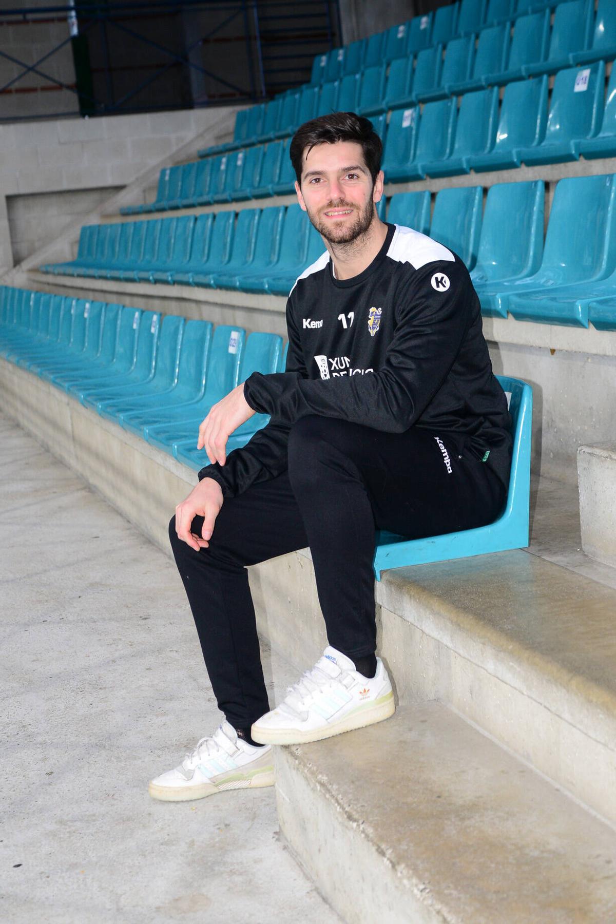 El lateral porriñés en las gradas de O Gatañal.