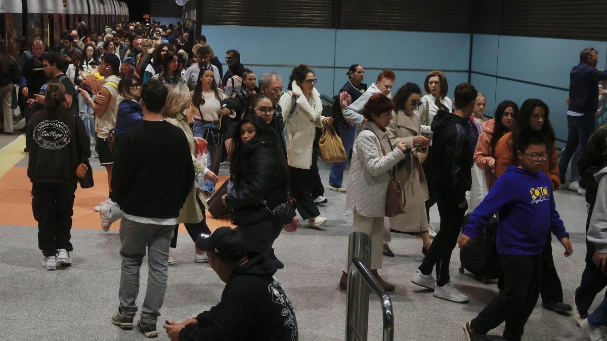 Personas usuarias del metro salen de un tren hacia las escaleras en la estación de Colón, el sábado.