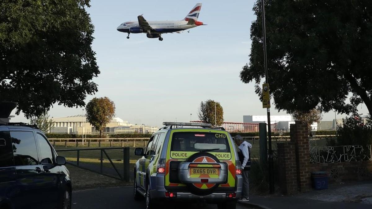 Policías patrullando cerca del aeropuerto de Heathrow, en Londres.
